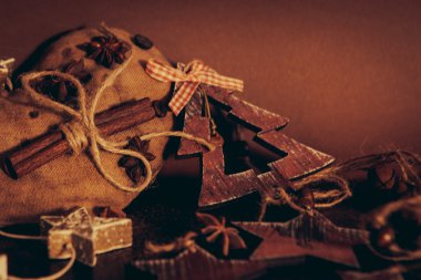 Ahşap arka planda noel kompozisyonu