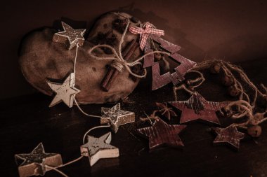 Ahşap arka planda noel kompozisyonu