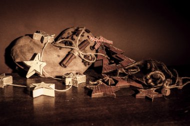 Ahşap arka planda noel kompozisyonu