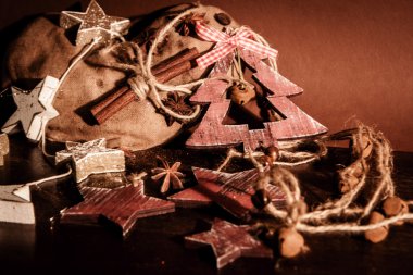 Ahşap arka planda noel kompozisyonu