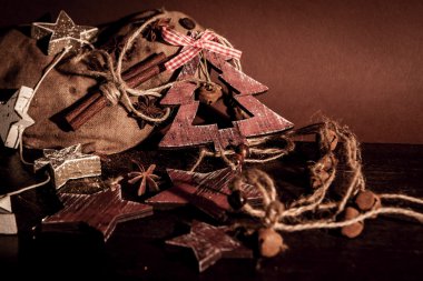 Ahşap arka planda noel kompozisyonu