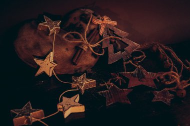 Ahşap arka planda noel kompozisyonu