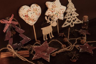 Ahşap arka planda noel kompozisyonu