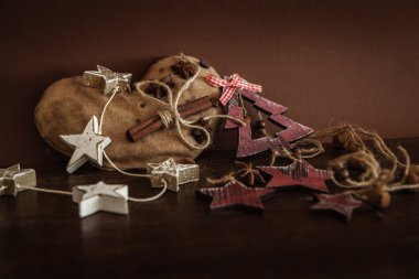 Ahşap arka planda noel kompozisyonu