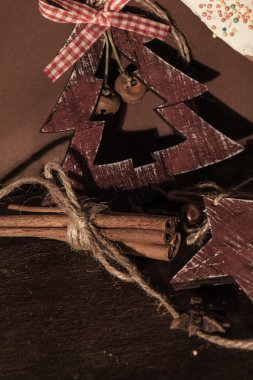 Ahşap arka planda noel kompozisyonu