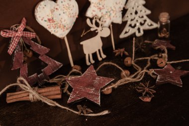 Ahşap arka planda noel kompozisyonu