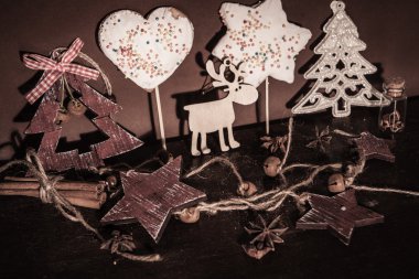 Ahşap arka planda noel kompozisyonu