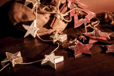 Ahşap arka planda noel kompozisyonu