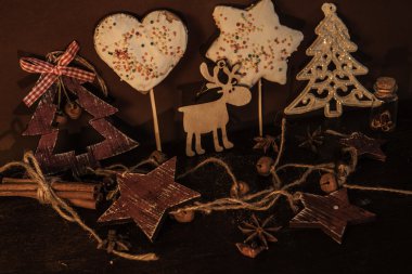 Ahşap arka planda noel kompozisyonu