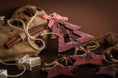 Ahşap arka planda noel kompozisyonu