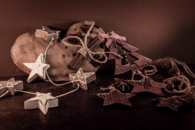 Ahşap arka planda noel kompozisyonu