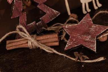 Ahşap arka planda noel kompozisyonu