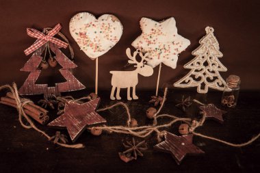 Ahşap arka planda noel kompozisyonu