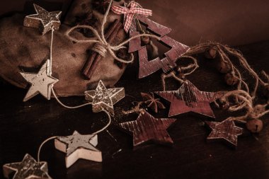 Ahşap arka planda noel kompozisyonu