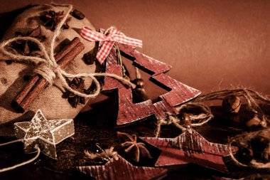 Ahşap arka planda noel kompozisyonu