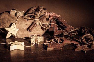 Ahşap arka planda noel kompozisyonu