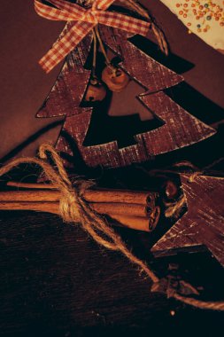 Ahşap arka planda noel kompozisyonu