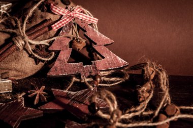 Ahşap arka planda noel kompozisyonu