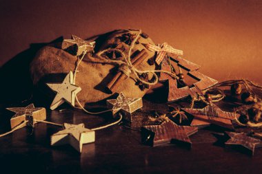 Ahşap arka planda noel kompozisyonu