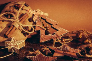 Ahşap arka planda noel kompozisyonu