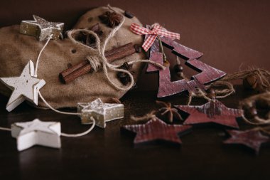 Ahşap arka planda noel kompozisyonu
