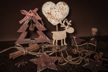 Ahşap arka planda noel kompozisyonu