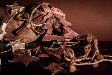 Ahşap arka planda noel kompozisyonu