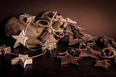 Ahşap arka planda noel kompozisyonu