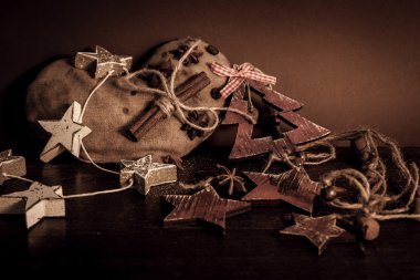 Ahşap arka planda noel kompozisyonu