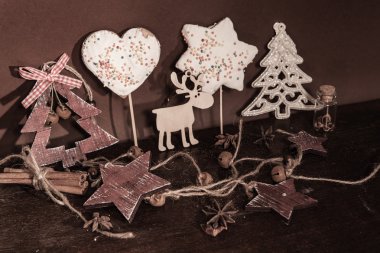 Ahşap arka planda noel kompozisyonu