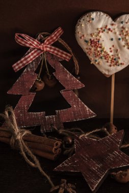 Ahşap arka planda noel kompozisyonu