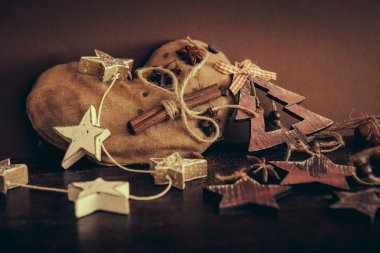 Ahşap arka planda noel kompozisyonu