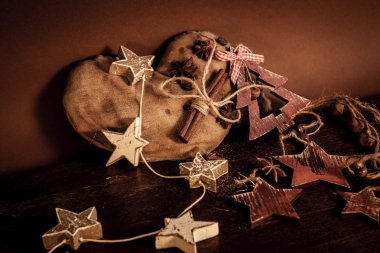 Ahşap arka planda noel kompozisyonu