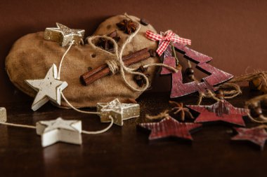 Ahşap arka planda noel kompozisyonu