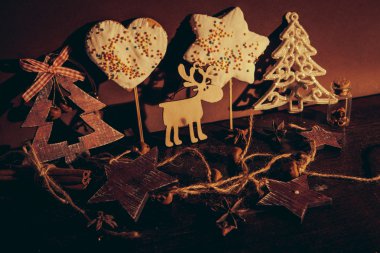 Ahşap arka planda noel kompozisyonu