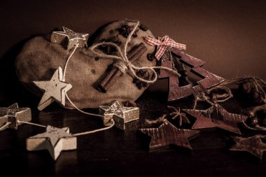 Ahşap arka planda noel kompozisyonu