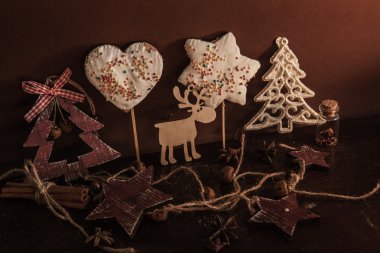 Ahşap arka planda noel kompozisyonu