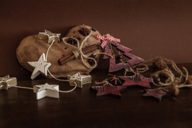 Ahşap arka planda noel kompozisyonu