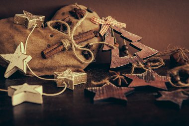 Ahşap arka planda noel kompozisyonu