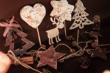 Ahşap arka planda noel kompozisyonu