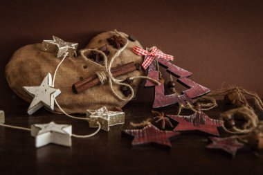 Ahşap arka planda noel kompozisyonu