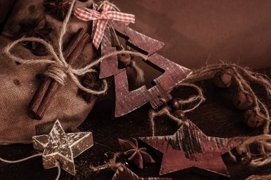 Ahşap arka planda noel kompozisyonu