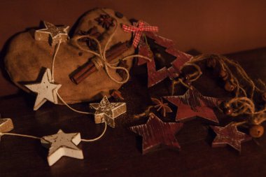 Ahşap arka planda noel kompozisyonu