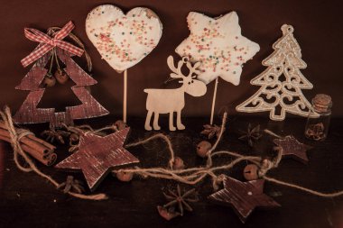 Ahşap arka planda noel kompozisyonu