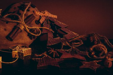 Ahşap arka planda noel kompozisyonu