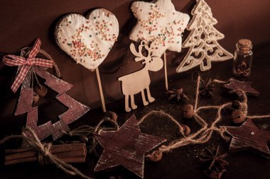 Ahşap arka planda noel kompozisyonu