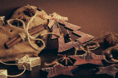 Ahşap arka planda noel kompozisyonu