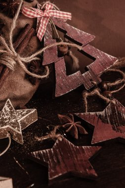 Ahşap arka planda noel kompozisyonu