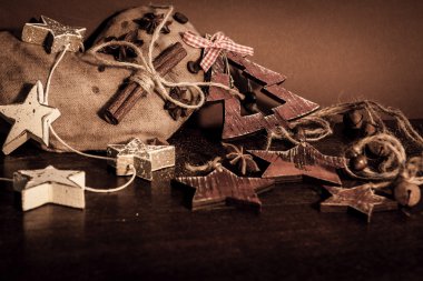 Ahşap arka planda noel kompozisyonu