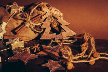 Ahşap arka planda noel kompozisyonu